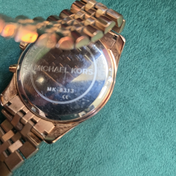 Micheal Kors rosetone runway oversized watch - Picture 3 of 7